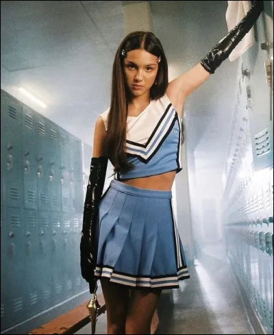 Dans quel titre Olivia est-elle habillée en pom-pom girl ?