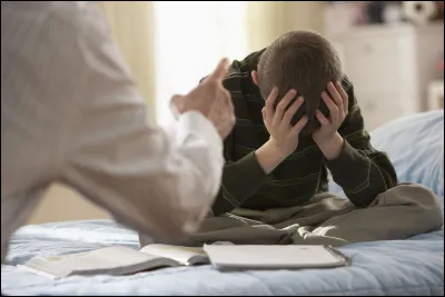 Oh ! Malheur... Monsieur Pof n'a point fait son devoir ! Il te demande de vite recopier sur toi. Que dis-tu ?