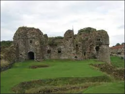 Vous avez sur cette image les ruines du château de Montcornet. Commune du Grand-Est, dans l'aire d'attraction Carolomacérienne, elle se situe dans le département ...