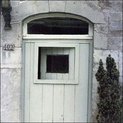 Comment appelle-t-on une ouverture aménagée dans une fenêtre ou dans une porte à hauteur dyeux, constituée d'un vantail pivotant indépendamment ?