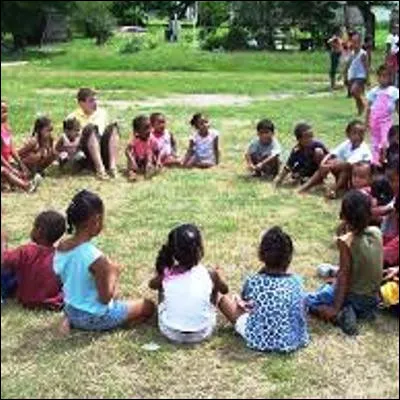 Dans quel jeu pour enfants les participants sont-ils assis en cercle ?