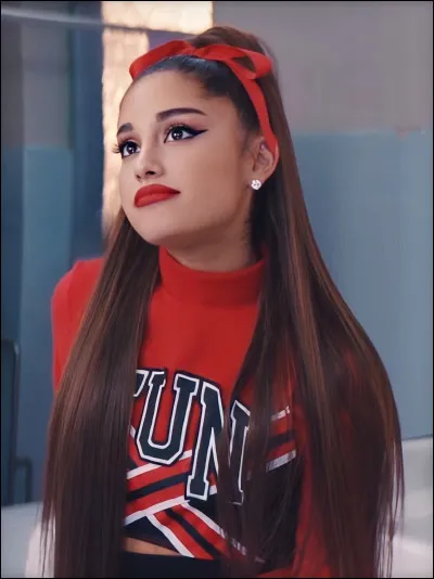 Avec quelle(s) star(s) "partage"-t-elle son manager ?