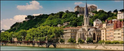 Ancienne capitale des Gaules, célèbre pour ses bouchons et ses canuts, vous allez pointer facilement la ville de...