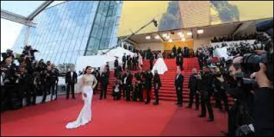 Cannes ! Bien sûr on pense à son festival international du film, les marches, les tapis rouges et les palmes d'or. Il a eu du mal à démarrer le grand festival. La première édition n'aura lieu qu'en 1946 alors que sa proclamation date de...