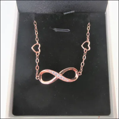 Une boutique solde des bijoux fantaisie. Tu en prends...