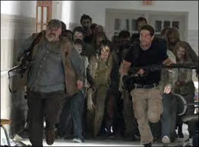 Dans la saison 2, qui a réussi à avoir des médicaments pour sauver Carl d'une mort certaine et qui les a ramenés ?