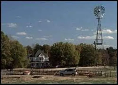 Dans la même saison, dans quel "camp" sont accueillis les survivants d'Atlanta pendant un certain temps ?