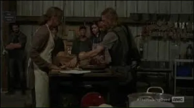 Dans l'épisode 3 de la saison 7, dans quel ordre Dwight prend-il les aliments pour faire son sandwich ?