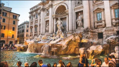 Comment est surnommée la ville de Rome ?