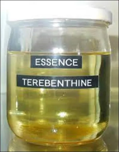La térébenthine qui donne l'essence de térébenthine après distillation est extraite de quels arbres ?