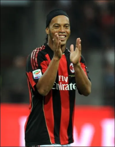 Quel était le numéro de Ronaldinho à lAC Milan ?