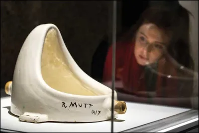 En 1917, quel artiste a fait scandale avec un urinoir inversé intitulé "Fontaine" ?