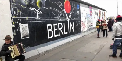 Sur combien de kilom&egrave;tres muraux s�&eacute;tend l�East Side Gallery ?