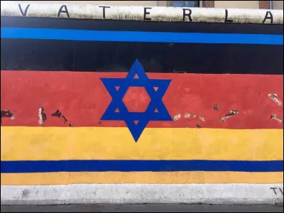 Quel &eacute;tait le th&egrave;me des fresques r&eacute;alis&eacute;es sur l�East Side Gallery ?