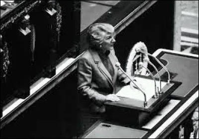 Quelle députée a fait un beau lapsus en 1983 en déclarant devant ses collègues "je suis pour l'égalité des sexes et je prendrai moi-même les mesures" ?