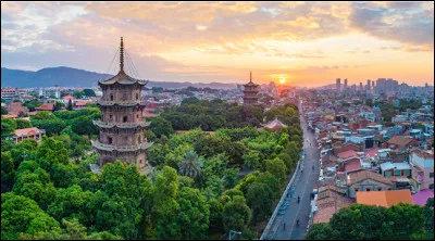 Quelle est cette ville en Q, préfecture et poumon économique de la province de Fujian en Chine ?