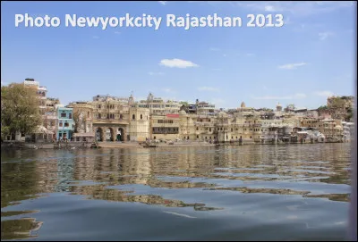 Quelle est cette ville en U du Rajasthan en Inde, entourée de lacs ?