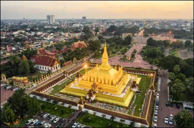 Quelle est cette ville en V, capitale et plus grande ville du Laos, située sur la rive gauche du Mékong ?