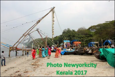 Quelle est cette ville en C, la plus peuplée de l'État du Kerala en inde, plus grand port du pays, célèbre pour ses carrelets ?