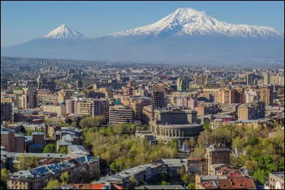 Quelle est cette ville en E, capitale et plus grande ville d'Arménie ?