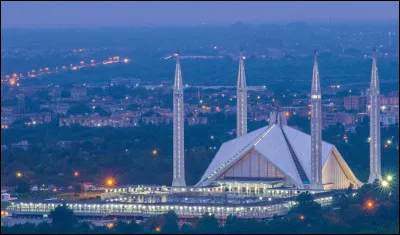 Quelle est cette ville en I, capitale du Pakistan, coeur administratif et politique du pays ?