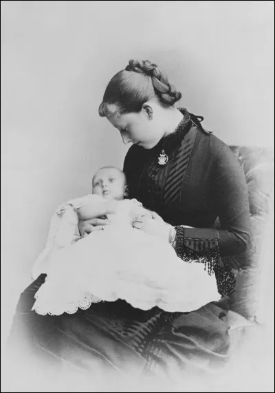 Qui est le bébé qui se trouve avec Charlotte de Prusse ?