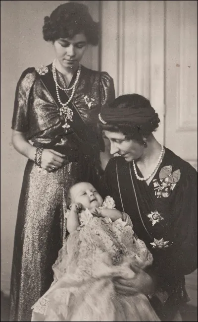 Qui est le bébé sur cette photo, accompagné de la reine Frederika de Hanovre et de Victoria-Louise de Prusse ?