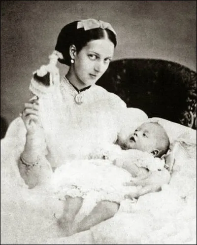 Qui est ce bébé qui se trouve avec Alexandra de Danemark ?