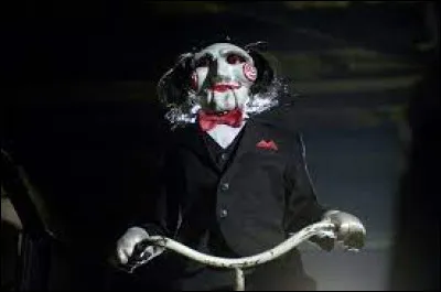 Dans ''Saw'', comment s'appelle l'acteur qui joue Jigsaw ?
