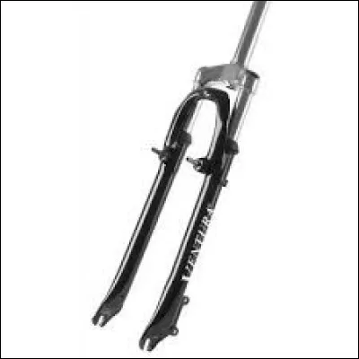 Il manque à l'avant un élément important fixé au guidon qui pivote et permet de tourner dans les virages. C'est...