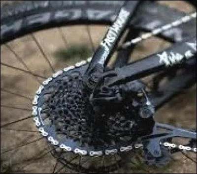 Cet élément de la question 5 va venir s'engager dans cette pièce qui se nomme...