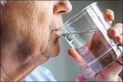 Figure par laquelle on exprime un concept au moyen d'un terme désignant un autre concept qui lui est uni par une relation nécessaire (cause et effet, inclusion, ressemblance, etc.).