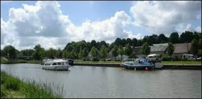 Je vous propose une balade sur le canal latéral à la Loire, à Cuffy. Commune de l'arrondissement de Saint-Amand-Montrond, à la confluence de la Loire et de l'Allier, elle se situe dans le département ...