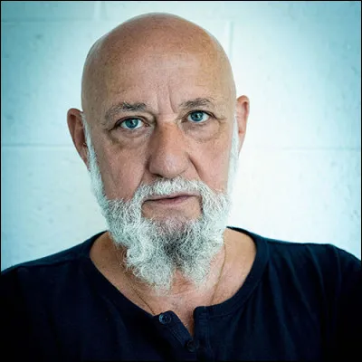 Qui est ce chanteur, dont l'un des albums s'intitule ''Crocodile'' ?