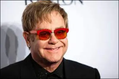 Qui est ce chanteur britannique, auteur du titre ''Crocodile Rock'' ?