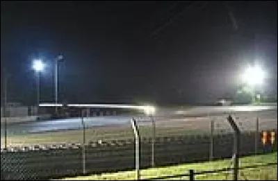 Nous sommes sur le circuit des 24 heures du Mans, dans le célèbre virage de Mulsanne. Ville de la métropole Mancelle, elle se situe ...