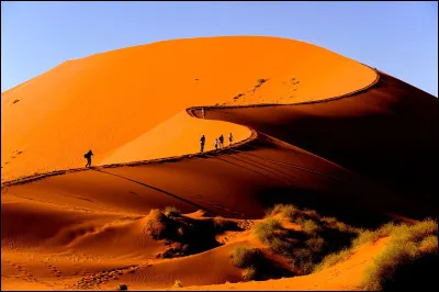 Dans quel pays peut-on gravir les 350 mètres de sable rouge des dunes de Sossusvlei, les plus hautes du monde ?