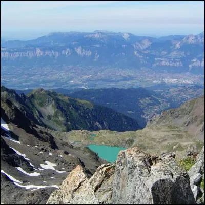 Quelle vall&eacute;e alpine s�&eacute;tend entre Grenoble et Pontcharra ?