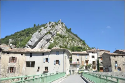 Dans quel département se situe la commune "Les Pilles" ?