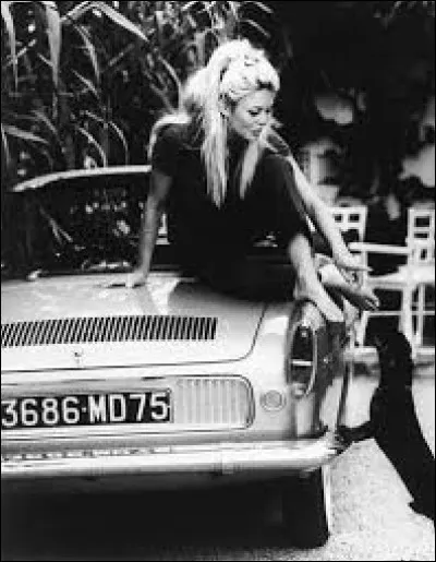 Brigitte Bardot star de cinéma, présente en 1959 cette belle voiture. Laquelle est-ce ?