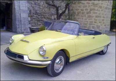 C'est sans doute le plus beau cabriolet français présenté en 1959. Quel est ce modèle ?