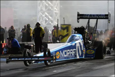 Quel est ce type de véhicule motorisé consacré exclusivement aux compétitions d'accélérations, dont certains dépassent 8 000 chevaux ?