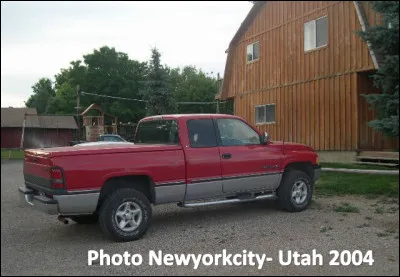 Quel est ce type de véhicule motorisé, un utilitaire léger avec une cabine et un plateau ?