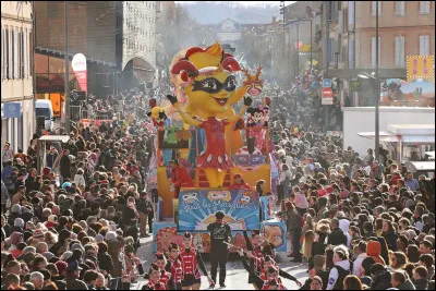 Beaucoup de personnes sont passées dans les rues.
