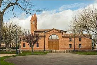 Nous sommes maintenant en Occitanie, devant l'église Saint-Pierre, à Bazus. Commune de l'arrondissement de Toulouse, elle se situe ...