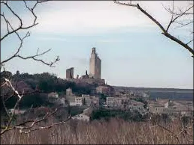 Je vous propose de partir à la découverte de Chamaret. Village médiéval établi sur un tertre, dans l'arrondissement de Nyons mais inclus dans l'aire d'attraction de Valréas, il se situe dans le département ...