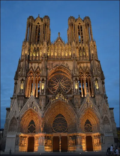 Quelle est cette ville française où furent sacrés 33 rois de France de 816 à 1825 dont le surnom est "la ville des sacres" ?