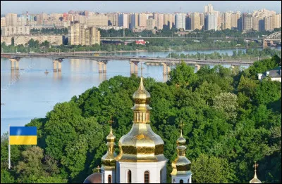 Quelle est cette ville située au bord du fleuve Dniepr dont le surnom est "la mère de toutes les villes russes" ?