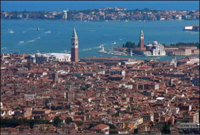 Quelle est cette ville d'Italie qui s'étend sur 121 îles reliées par 435 ponts dont le surnom est "la Sérénissime" ?
