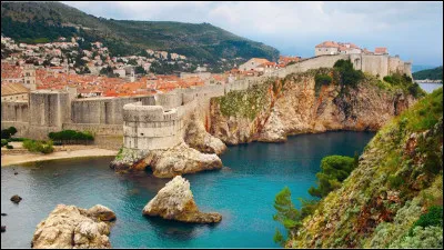 Quelle est cette ville fortifiée de Croatie située sur la côte de la mer Adriatique dont le surnom est "la perle de l'Adriatique" ?